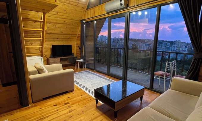 Yomra Ski Chalet | Şehi̇r Merkezi̇ne Yakin Doğa ve Deni̇z Manzarali 4 Yatakli Bungalov