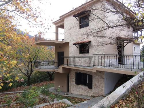 Egira House | Ανάμεσα στα Έλατα