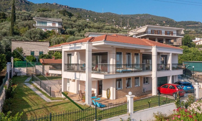 Paralia Platanou Cottage | εξοχική ισόγεια κατοικία σε κήπο με γκαζόν με θέα θάλασσα και καταπράσινο λόφο