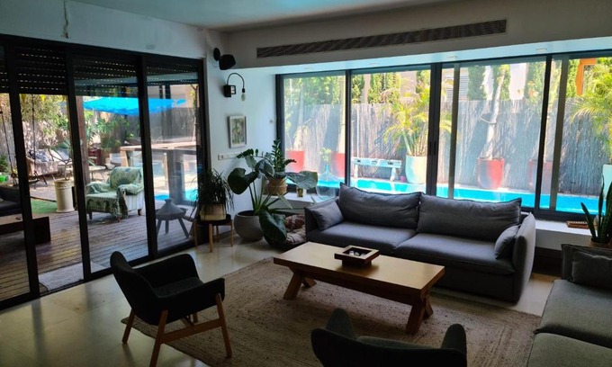 Herzliya Pituach House | חדר בהרצליה פיתוח בוילה עם בריכה וג׳קוזי