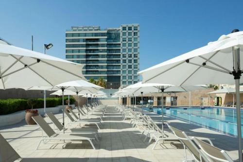 Herzliya Pituach Apartment | חדר שינה וסלון ומרפסת נוף לים
