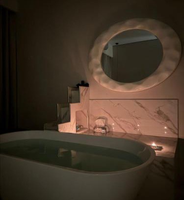 Sakaka Apartment | غرفة ببانيو مع صالة 9 من أرام ريزدنس by ARAM Residence