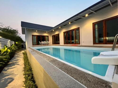 Udon Thani Villa | บ้านพูลวิลล่าอุดรธานี by บ้านแสนรัก