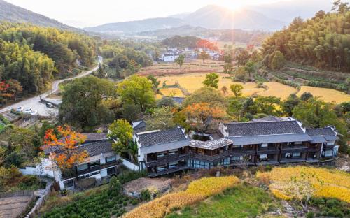 Yi County Bed & Breakfast | 宏村塔川书院Hongcun Resort