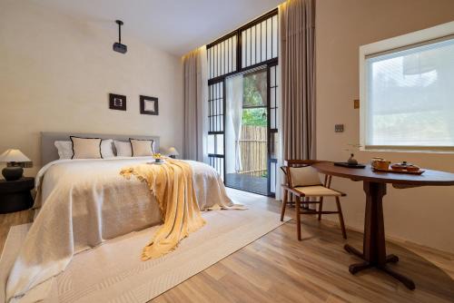 Qingxin Xian House | 溪阳依山静私汤国风庭院