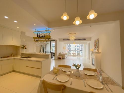 Yongding House | 笑涡SmileNest Downtown Luxury Suite for 2-10 Guests, Zhangjiajie Attraction Ticket Service, Ideal for Couples, Families & Groups