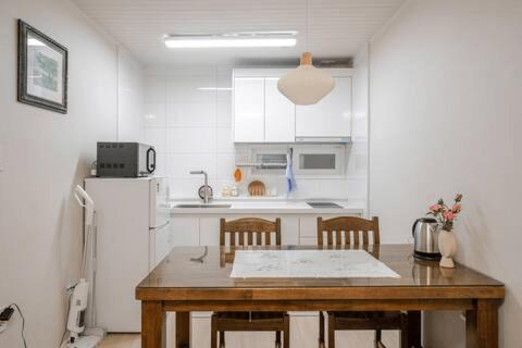 Choryang Apartment | 청기와하우스