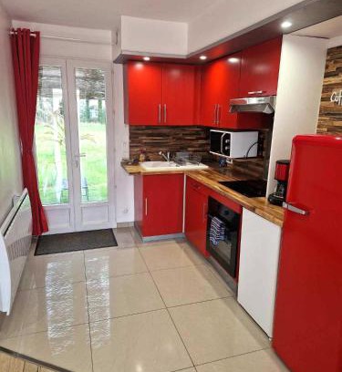 Razac-sur-l'Isle Apartment | 02 - Très joli 2 pièces avec 3 lits pouvant accueillir jusqu'à 5 personnes, situé au rdc avec entrée indépendante, une place de parking réservée devant l'entrée et terrasse sur l'arrière donnant sur parc arboré, tout le linge de maison est fourni