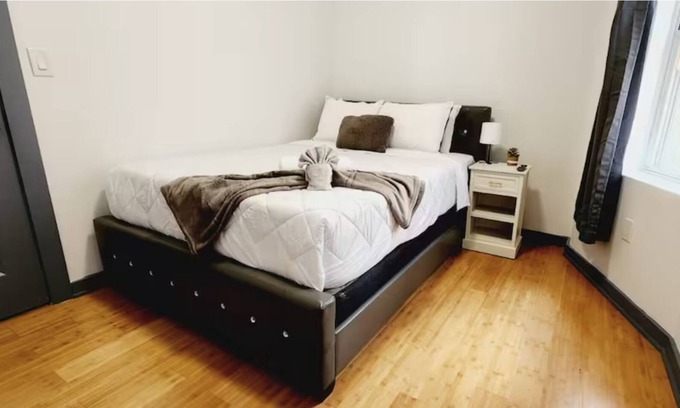 Primos Secane House | #03 Comfy Room With Queen Bed + TV in Angora