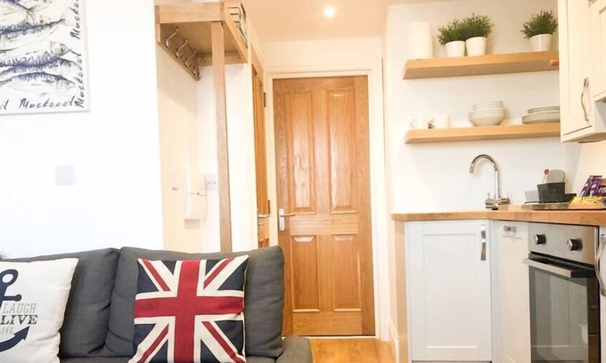 Folkestone Apartment | 05. Sunny Sands