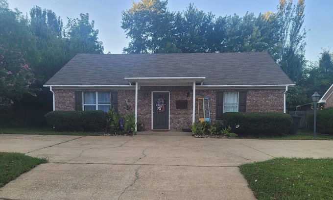 Oxford House | 1.5 mi to campus/2 mi to square. 2 bedroom/ 2 bath house with fenced in backyard