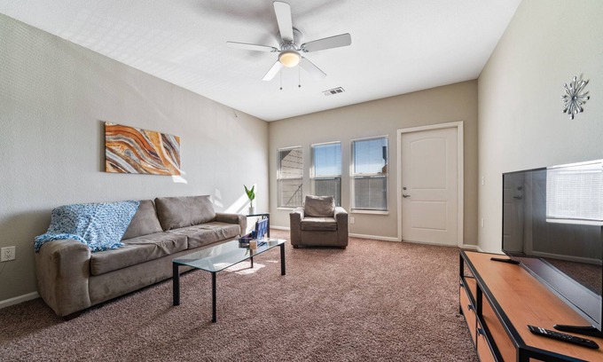 Bay Area Condo | 1 Bed 1 Bath Condo with On-Site Parking and Pool Mins from Texas AM 4208