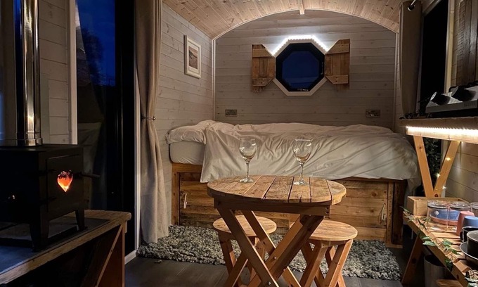 Horns Cross Cabin | 1 Bed Cabin - Sleeps 2 - HotTub - Parking - Garden