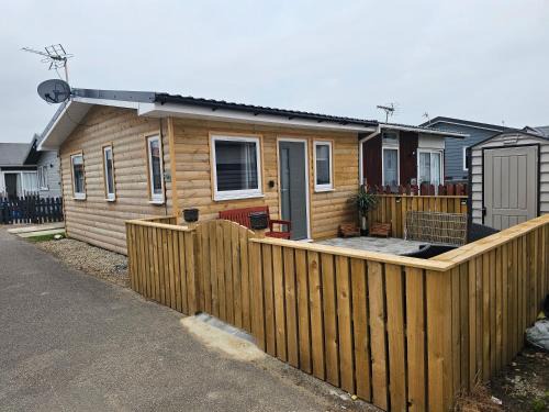 Bridlington Ski Chalet | 1 Bed Cabin - Sleeps 2 - Pets - 2 Min To Beach