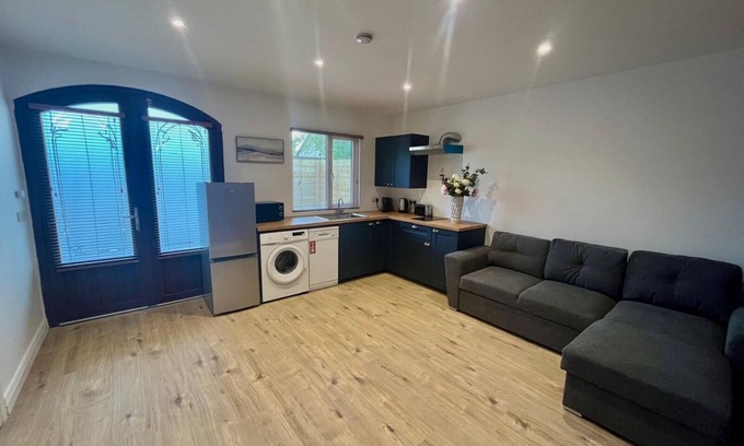 Grangend Cabin | 1-bed Cosy Cottage Near Emerald Park - Sleeps 5