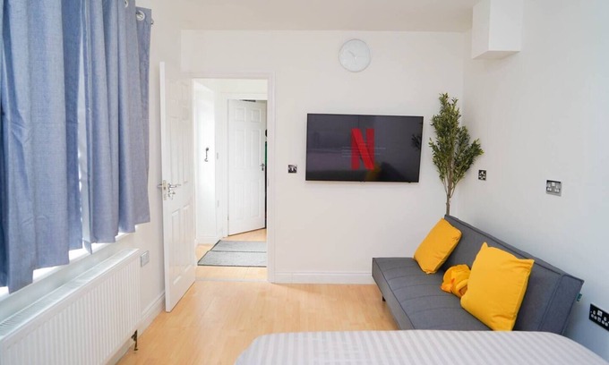 East Acton Apartment | 1 Bed flat -7 mins London Station, LHR 30 mins.