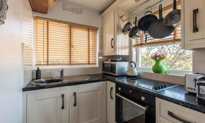 Looe Apartment | 1 Bed Flat - Sleeps 2 - Pets - Balcony - Parking