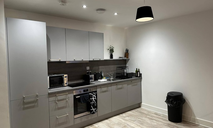 Bloxwich Apartment | 1 Bed Flat - Sleeps 3 - Parking - Wifi