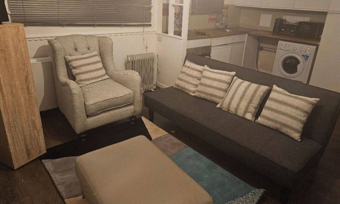 Harold Wood House | 1 Bed House Sleeps 2 -Free Parking -Tv