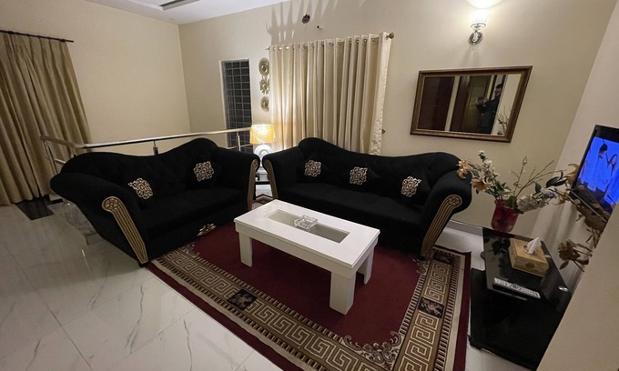 Lahore House | 1 Bed House - Sleeps 2 - Pets - Parking - Wifi