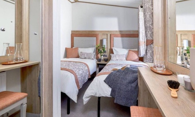 South Cerney House | 1 Bed Lodge Sleeps 4 - Pet Welcome - Fireplace