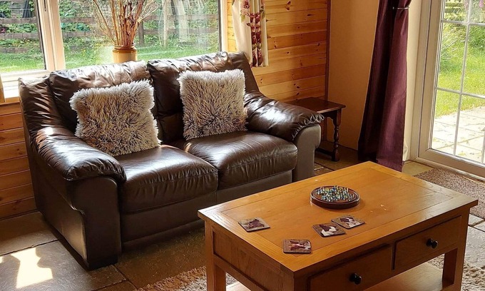 Westbrook Court Cottage | 1 Bed Lodge-Sleeps 4-Pet Friendly-Free Parking