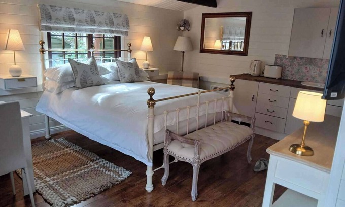 Netley Cabin | 1 Bed Lodge - Southampton - Sleeps 2 - Parking