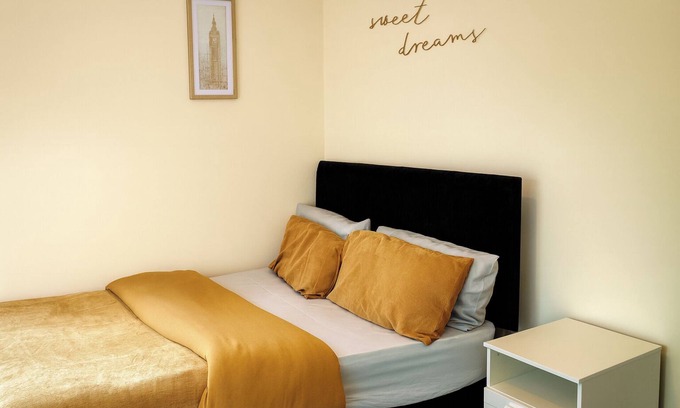 Wolverhampton Apartment | 1 Bed - Sleeps 3 - Wolverhampton City Centre