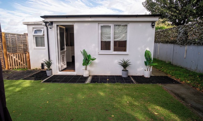 St Albans Cabin | 1 Bed-Sleeps 4-Private Garden-Free Parking