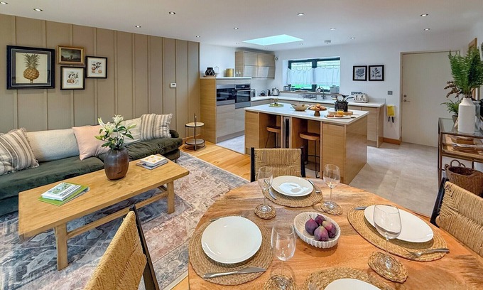 Carnon Downs Ski Chalet | 1 bedroom accommodation in Carnon Downs