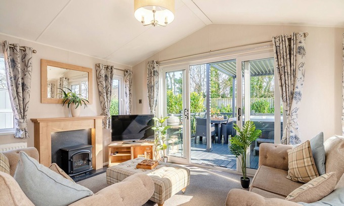 Arnold Ski Chalet | 1 bedroom accommodation in Skirlaugh, Nr Hull