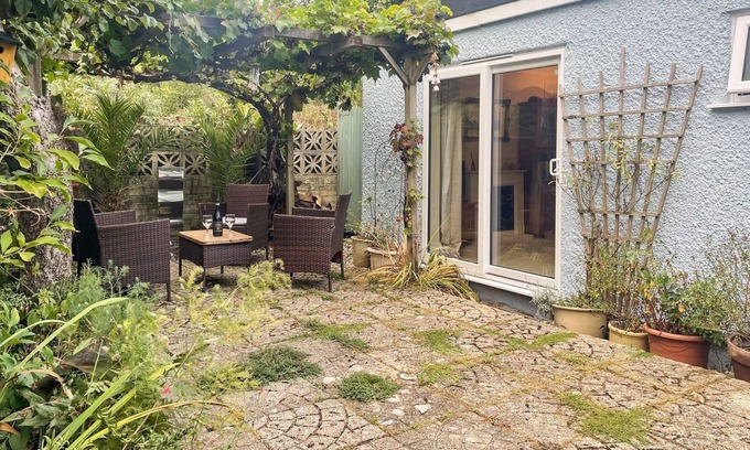Corfe Mullen Cottage | 1 bedroom accommodation in Beacon Hill, Poole