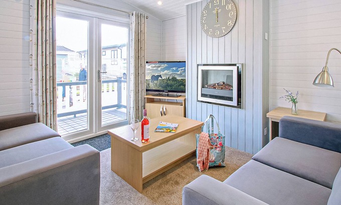 New Forest District Ski Chalet | 1 bedroom accommodation in Milford-on-Sea, Nr Lymington