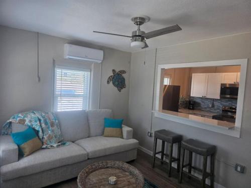 Madeira Beach Apartment | 1 Bedroom Block off the beach -4