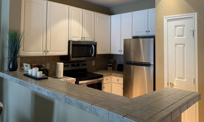 The Galleria Condo | 1 Bedroom Condo 208481 by Houzlet