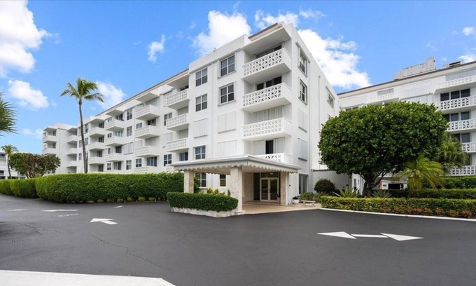 Palm Beach Condo | 1 Bedroom Condo 435107 by Houzlet