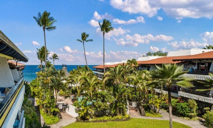 Kailua-Kona Condo | 1 BEDROOM CONDO IN OCEANFRONT RESORT W/CENTRAL AC