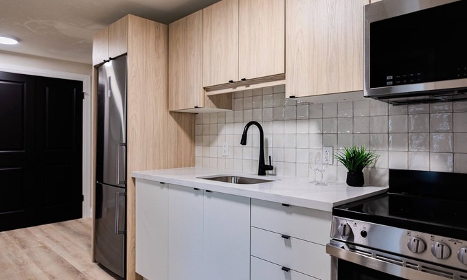 Kitchener Apartment | 1 bedroom Trendy Unit with Living Space and full kitchen in prime location