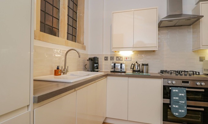 Bath House | 1 COUNTESS CHAPEL, romantic, character holiday cottage in Bath