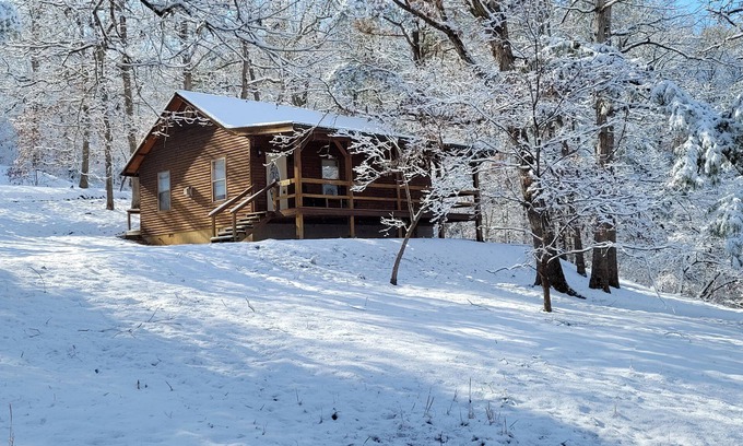 Eureka Springs Cabin | #1 - Cozy cabin in the Ozark Mountains, giant spa tub, romantic and peaceful!