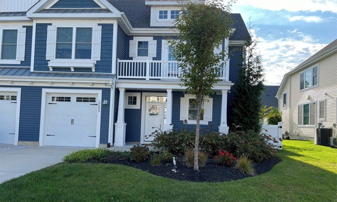 Lewes House | 1 Dog Allowed * Coastal Club Resort Style Club w Water Park * Sleeps 10 w 4BR DE