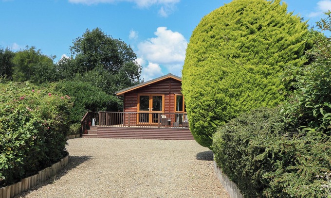 Narberth Cottage | 1 HORNBEAM LODGE, family friendly, with hot tub in Narberth