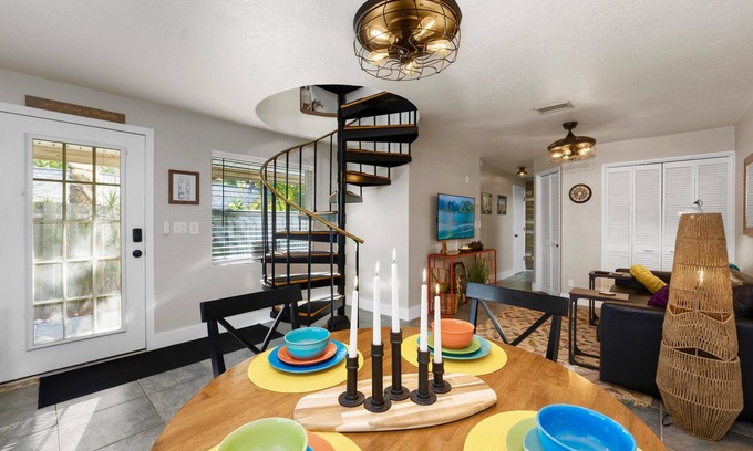 Titcombs Villa | 1- King bed/1- sofa bed/1.5bath Block from Beach