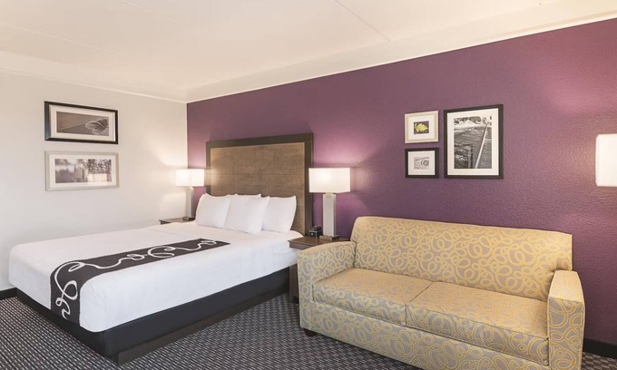 Arlington Hotel | 1 King Bed, Deluxe Room, La Quinta Inn, Pet-Friendly Comfort Near AT&T Stadium