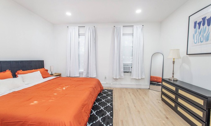 Forest Hill House | 1 King Bed, Laundry, Private Parking, Pet friendly