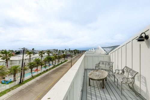 Old Town House | 1 Mi to Beach Gem with Pool Access in Port Aransas