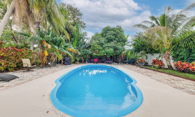 Lantana Cottage | 1 Mi to Beach: Sunny Lantana Cottage w/Pool!