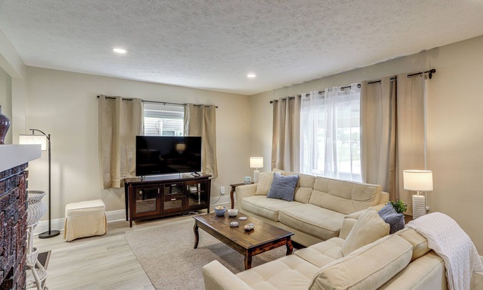 Sandusky House | 1 Mi to Cedar Point: Family Getaway w/Porch!