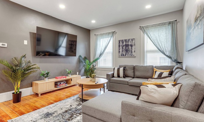 Federal Hill Apartment | 1 Mi to Dtwn: Pet-Friendly Providence Apt w/Yard