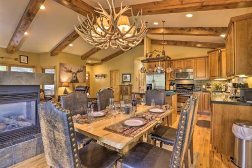 Grand Lake House | 1 Mi to Grand Lake Family-Friendly Gem with Hot Tub